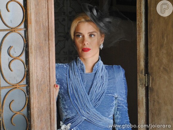 Carolina Dieckmann está no ar como Iolanda, na novela 'Joia Rara', da Globo
