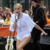 Miley Cyrus ainda comentou que não gosta de receber conselhos de pessoas mais velhas: 'Eu tenho que ser a pessoa no comando porque eles não estão por dentro do que os jovens de 20 e poucos querem'