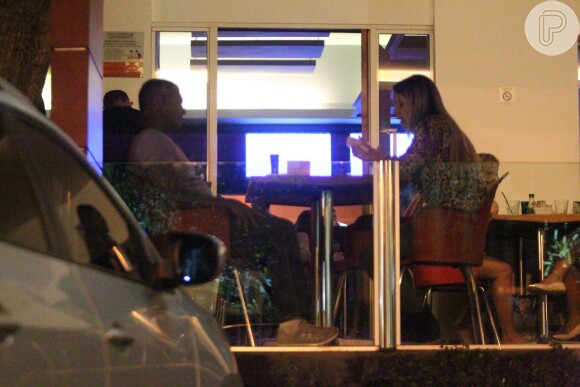Romário se encontra com uma loira em restaurante