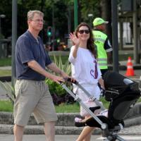Lavínia Vlasak passeia com o pai e a filha, Estella, na zona sul do Rio