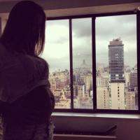 Namorada de Henri Castelli exibe barrigão de grávida durante viagem em NY