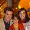 Em 'América', o personagem Neto (Rodrigo Faro) é casado com Helô (Simone Spoladore) e eles têm um filho chamado Rique (Matheus Costa). A família se muda para os Estados Unidos, pois Neto consegue uma bolsa de estudos no país norte-americano