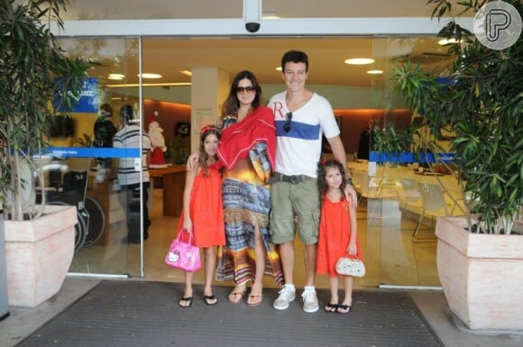 Rodrigo Faro posa com sua mulher, Vera Viel, logo após sua alta da maternidade no dia 24 de dezembro de 2012, na companhia do marido e das filhas, Maria, Clara e Helena