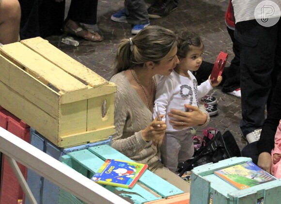 Grazi Massafera brinca com a filha, Sofia, de 1 ano, em parque de shopping e usa sua aliança de casamento com Cauã Reymond, no dia 7 de outubro de 2013
