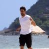 Cauã Reymond se exercita em praia carioca e não usa aliança de casamento, em 9 de outubro de 2013