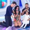 Scheila Carvalho recebe Tony Salles e a filha, Giulia, no palco do programa 'O Melhor do Brasil'