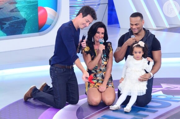 Scheila Carvalho recebe Tony Salles e a filha, Giulia, no palco do programa 'O Melhor do Brasil'