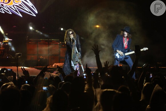 Público do Rio de Janeiro canta sucessos da banda Aerosmith