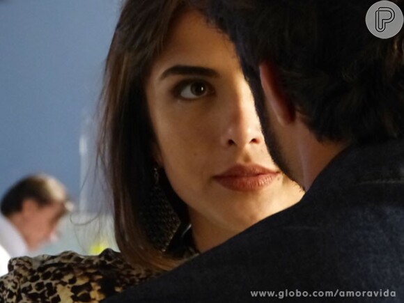 Patrícia (Maria Casadevall) não resiste e beija Michel (Caio Castro), mas depois se arrepende e diz que não pode trair o marido, em 'Amor à Vida'