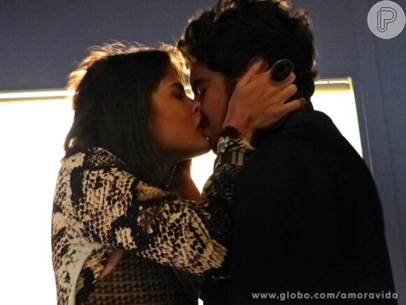 Patrícia (Maria Casadevall) e Michel (Caio Castro) não resistem à tentação e se beijam, no San Magno, em 22 de outubro de 2013