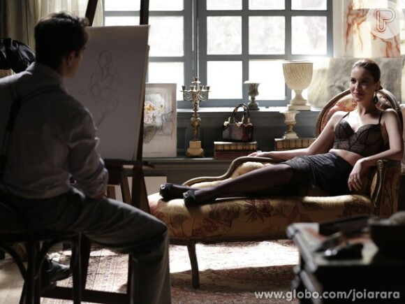 Silvia (Nathalia Dill) posa para Viktor (Rafael Cardoso) usando apenas seus trajes íntimos, em 'Joia Rara', em 22 de outubro de 2013