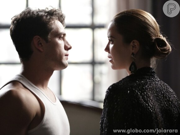 Depois de uma noite de amor, Silvia (Nathalia Dill) finge arrependimento e diz a Viktor (Rafael Cardoso) que nunca mais voltará a ficar a sós com ele, em 'Joia Rara'
