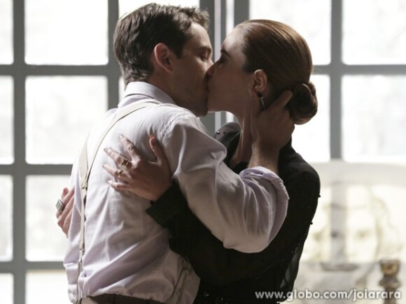 Viktor (Rafael Cardoso)e Silvia (Nathalia Dill) se beijam e passam a noite juntos, em 'Joia Rara'
