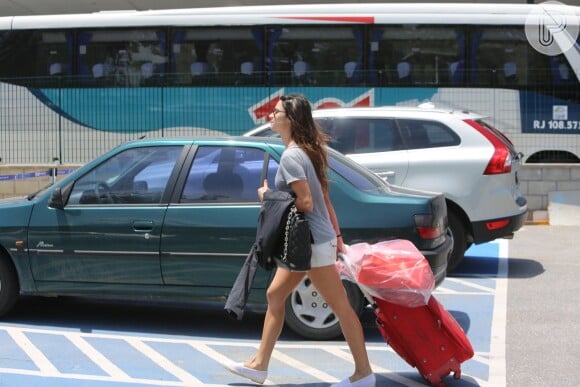 Thaila Ayala desembarca no aeroporto Santos Dumont, em 22 de outubro de 2013