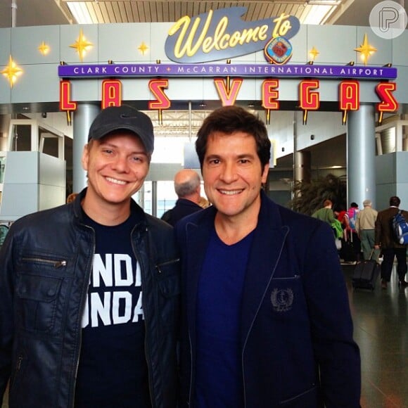 Michel Teló e Daniel se encontram no voo a caminho de Las Vegas, nos Estados Unidos, rumo ao Grammy Latino 2012