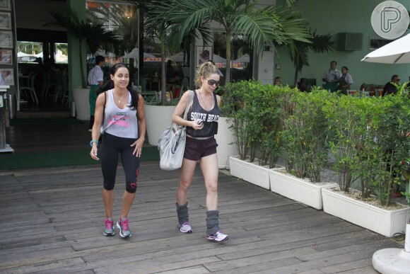 Danielle Winits foi fotografada ao sair de restaurante na Barra, RJ, usando short e polainas