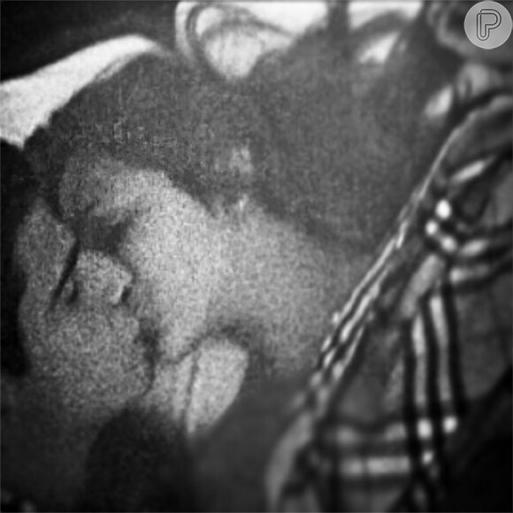 Deitados na cama, Enzo Celulari e Rafaella Rique trocaram beijos e o rapaz fez questão de registrar o momento: 'O melhor bom dia...', escreveu na legenda da imagem