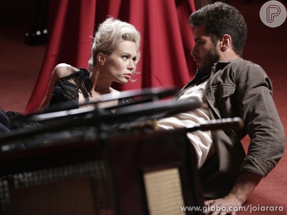 Aurora (Mariana Ximenes) procura Davi (Leandro Lima) para desfazer a má impressão do primeiro encontro, em 'Joia Rara', em 24 de outubro de 2013
