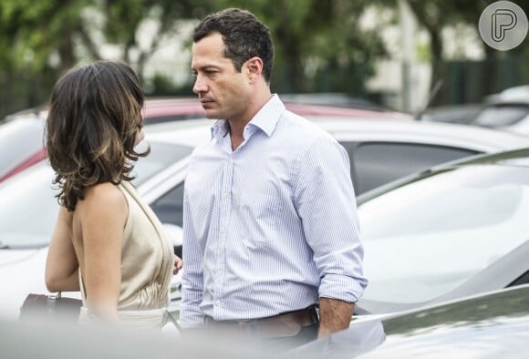 Aline (Vanessa Giácomo) já havia dado um beijo em Bruno (Malvino Salvador) quando foi à imobiliária em que ele trabalha