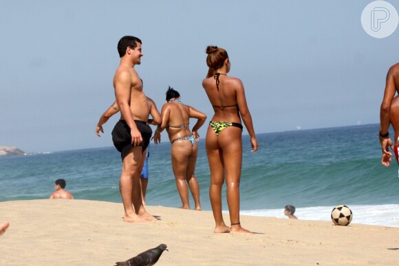 Thiago Martins exibiu uma barriguinha durante dia de praia na Cidade Maravilhosa