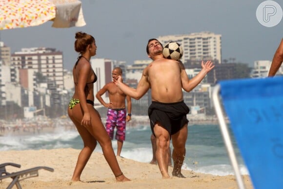 Thiago Martins exibiu pernas torneadas durante uma partida de futevolêi