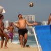 Thiago Martins jogou futevolêi com os amigos em dia de praia no Rio