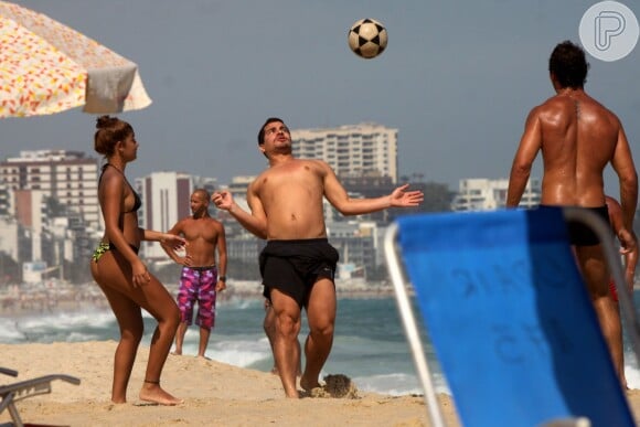 Thiago Martins jogou futevolêi com os amigos em dia de praia no Rio