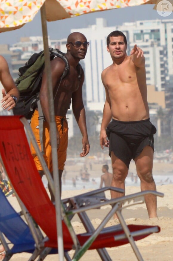 Thiago Martins curtiu o calor no Rio de Janeiro em um dia de praia nesta quinta-feira, em 24 de outubro de 2013