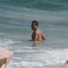 Thiago Martins se refrescou dos 37°C que fez no Rio com um mergulho no mar