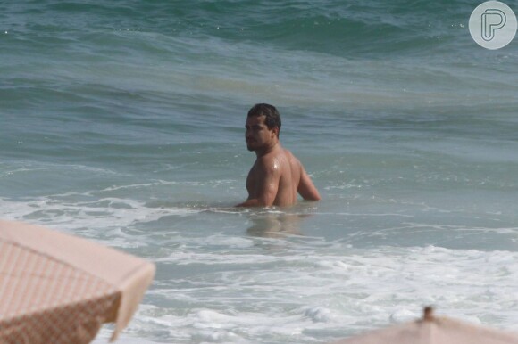 Thiago Martins se refrescou dos 37°C que fez no Rio com um mergulho no mar