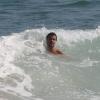 Thiago Martins deu um mergulho em dia de praia no Rio