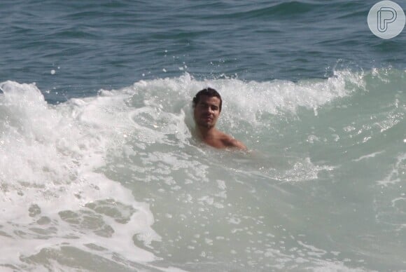 Thiago Martins deu um mergulho em dia de praia no Rio