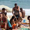Thiago Martins estava acompanhado por amigos curtindo da de sol no Rio