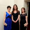 Kate Middleton apostou em um longo vestido de seda azul escuro Jenny Packham para participar de jantar beneficente com 100 mulheres, em Londres, na noite desta quinta-feira, 24 de outubro de 2013