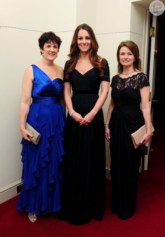 Kate Middleton apostou em um longo vestido de seda azul escuro Jenny Packham para participar de jantar beneficente com 100 mulheres, em Londres, na noite desta quinta-feira, 24 de outubro de 2013