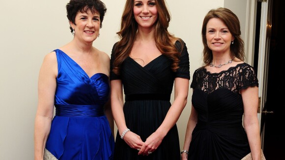 Kate Middleton participa de jantar beneficente com vestido justinho e decotado