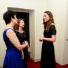 A princesa Kate Middleton apostou em um longo vestido de seda azul escuro Jenny Packham para participar de jantar beneficente com 100 mulheres, em Londres, na noite desta quinta-feira, 24 de outubro de 2013