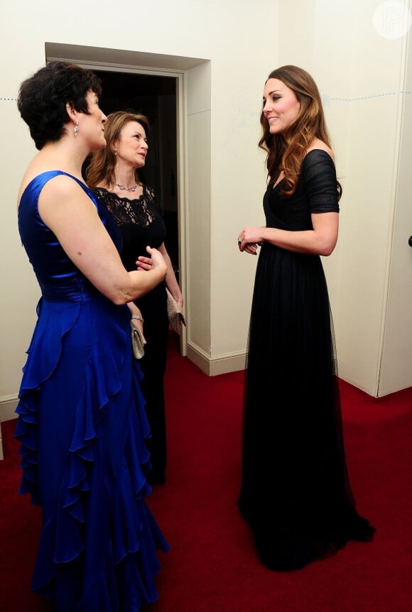 A princesa Kate Middleton apostou em um longo vestido de seda azul escuro Jenny Packham para participar de jantar beneficente com 100 mulheres, em Londres, na noite desta quinta-feira, 24 de outubro de 2013