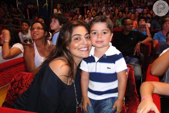 Mamãe dedicada, Juliana Paes levou o filho Pedro ao circo mesmo atribulada com os cuidados com o pequeno Antônio