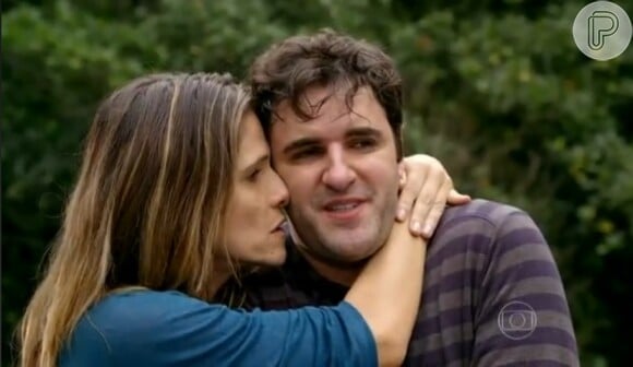 Tina (Ingrid Guimarães) tem um ataque de fúria ao ver Vitinho (Rodrigo Lopez) beijando outra dentro da casa do reality show, em 'Sangue Bom'