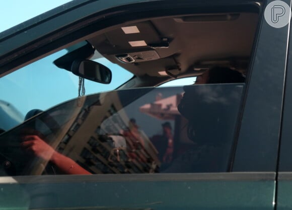 Isis Valverde circulou pela Zona Sul do Rio de Janeiro com os vidros do carro abertos