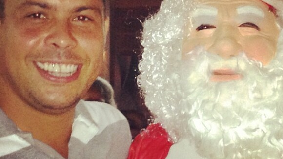 Ronaldo, sem mostrar barriga sarada, brinca ao lado de Papai Noel: 'Hohohoho'