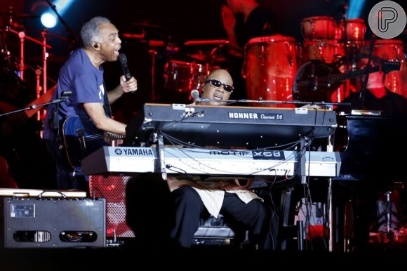 Gilberto Gil canta em parceria com Stevie Wonder em 25 de dezembro de 2012, na praia de Copacabana