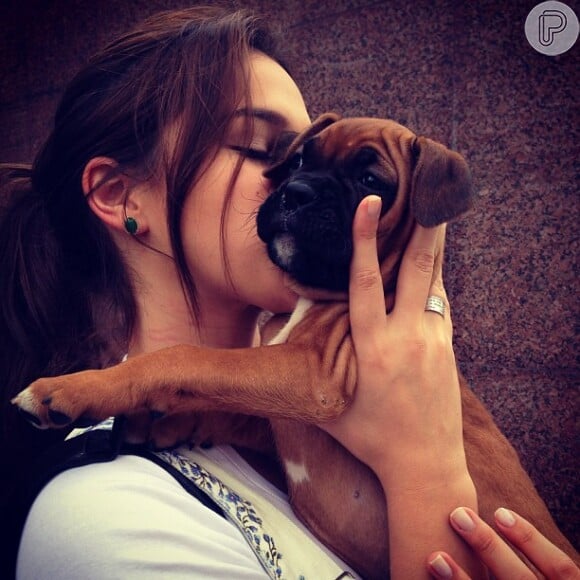 Bruna Marquezine postou foto fofa no Instagram agarrando cachorrinho