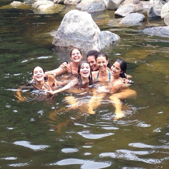 Bruna Marquezine aproveitou dia de folga para tomar banho de cachoeira com os colegas de elenco