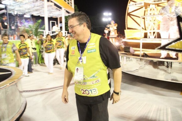 Boninho, diretor de TV como o pai, Boni, prestigiou a escola São Clemente desfilando com a diretoria no Carnaval 2013