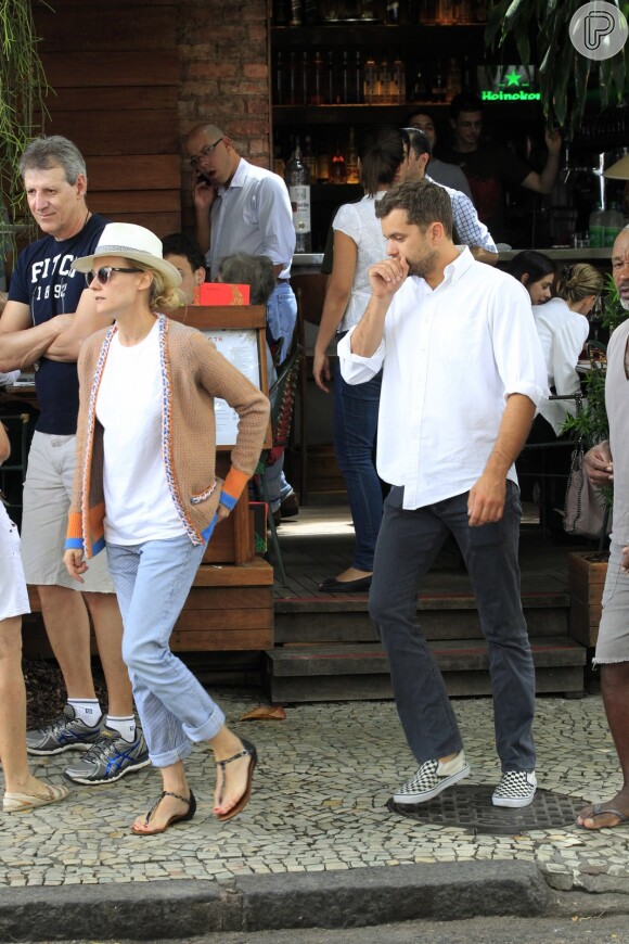Diane Kruger e Joshua Jackson deixam o restaurante em Ipanema, no Rio