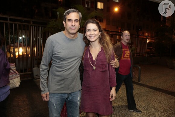 Cláudia Abreu e o marido, José Henrique Fonsceca, vão à estreia da peça 'Dueto para um', no Rio de Janeiro, em 1º de novembro de 2013