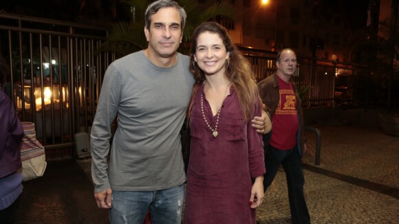 Cláudia Abreu e o marido vão à estreia de peça na Zona Sul do Rio de Janeiro