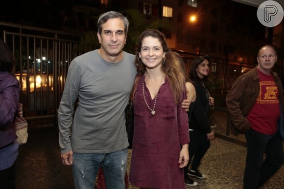 Cláudia Abreu e o marido, José Henrique Fonsceca, vão ao teatro juntos